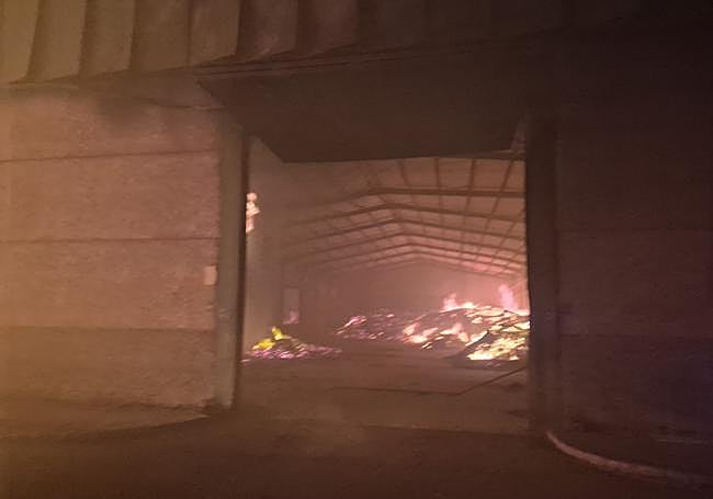 Corcho ardiendo en el interior de una nave.