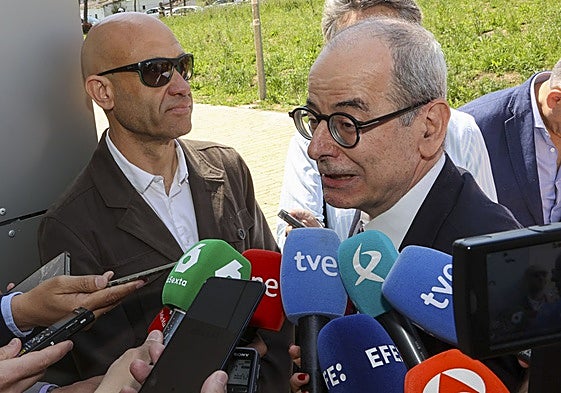 Luis Carrero, con gafas de sol junto a su abogado el día en que prestó declaración ante la jueza Biedma mientras este atiende a los periodistas congregados a las puertas del juzgado.