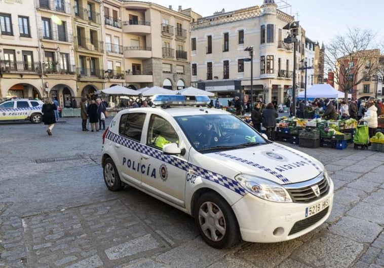 La Policía Local de Plasencia detiene a un hombre con el permiso de conducción falsificado