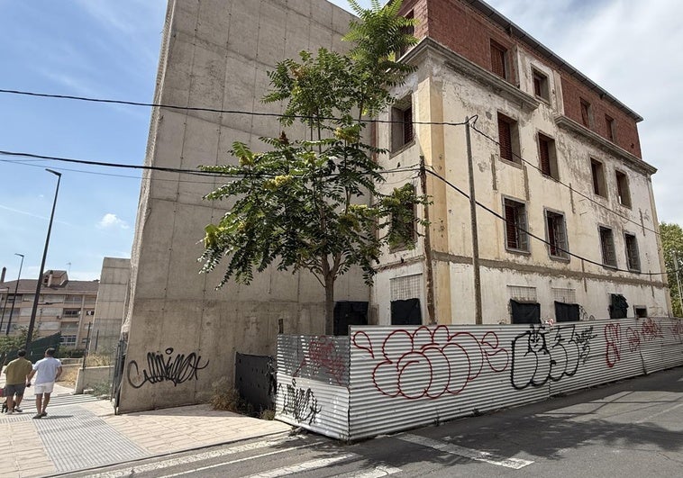 Se buscan fórmulas para retirar las vallas de los pabellones militares de Plasencia