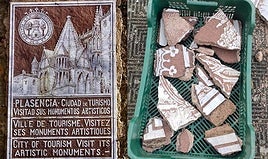 Cartel original que aparecía en la entrada del acueducto a su paso por la N-630. A su lado, hecho añicos.