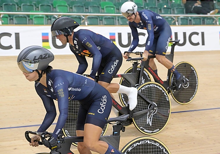 Isabel Yinghua Hernández junto a sus compañeros de selección en la prueba de velocidad por equipos mixto que le dio el bronce a España.
