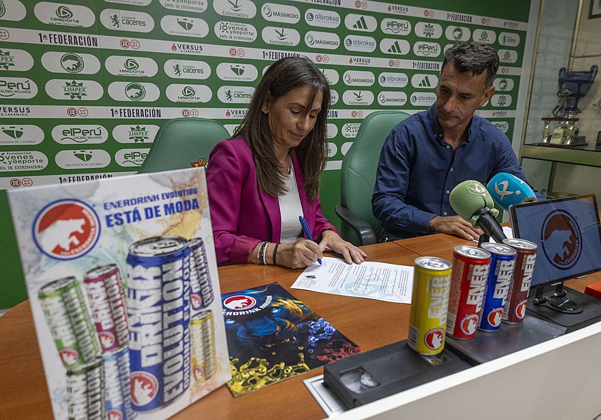 Carlos Ordóñez, en la firma del acuerdo de patrocinio con Enerdrink.