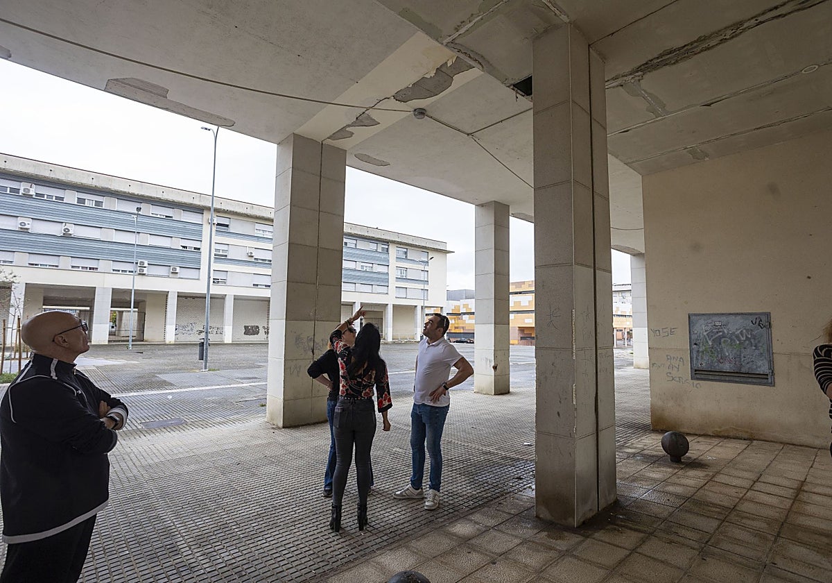 Los vecinos muestran los desperfectos del edificio de viviendas sociales de La Mejostilla.