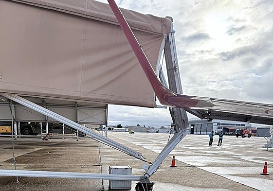 El ala del avión comercial esta mañana tras impactar contra la carpa que da refugio al dron militar.