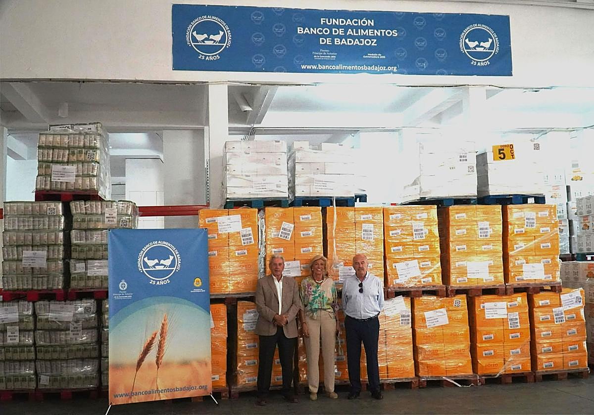 La Fundación CB ha entregado 53 palets con comida al Banco de Alimentos de Badajoz.