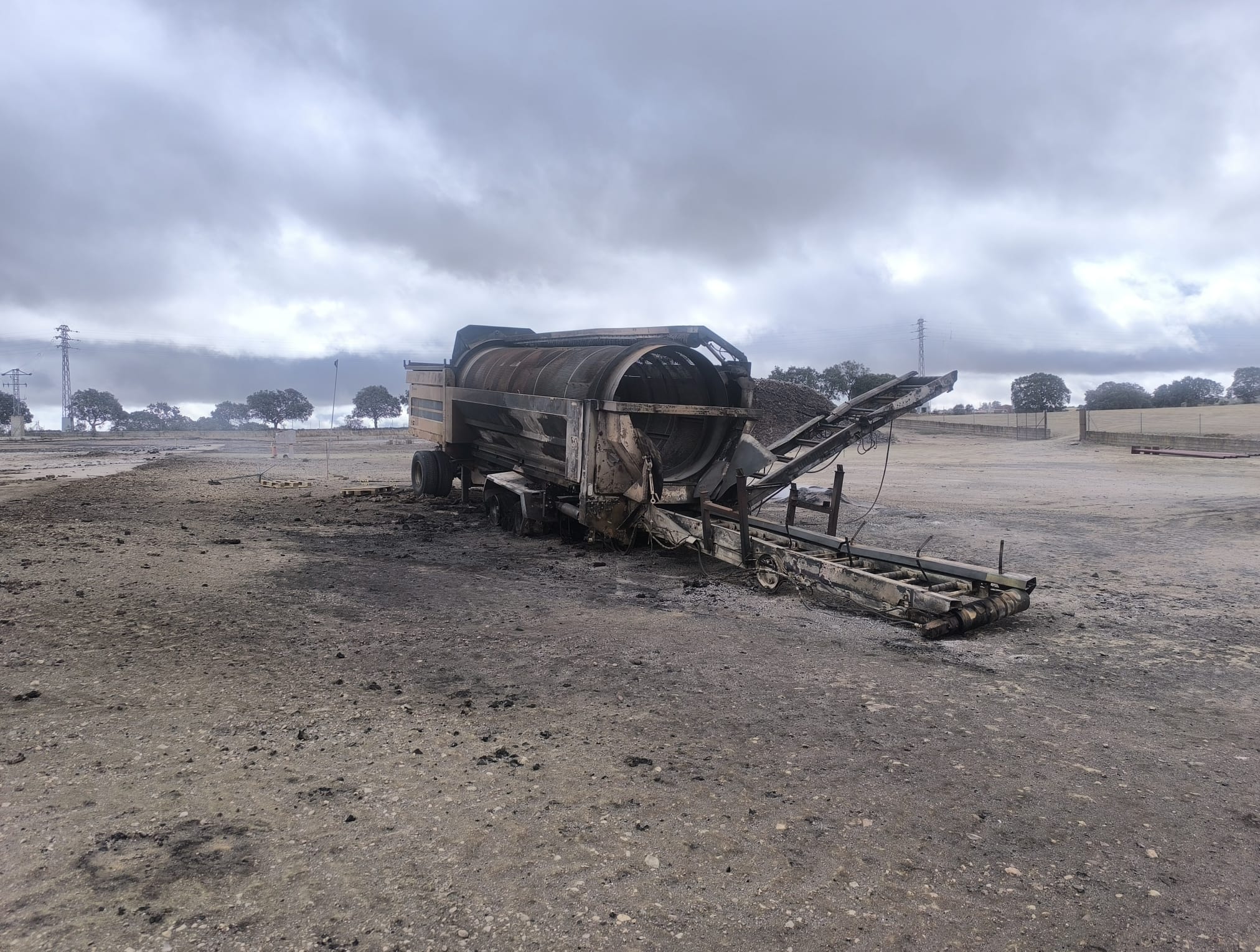 Así arde la corchera de San Vicente, dos días después de iniciarse el fuego