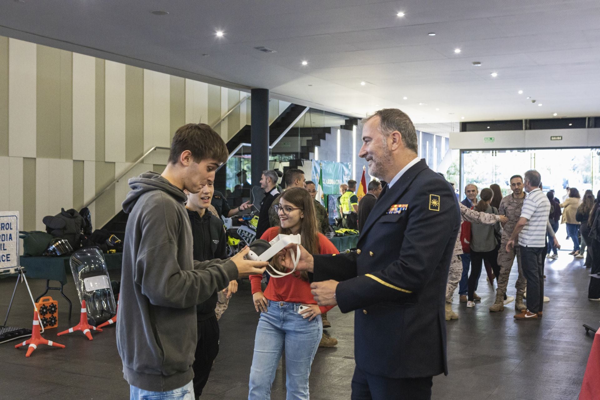 Tanques y uniformes para mostrar las salidas laborales del Ejército en Badajoz