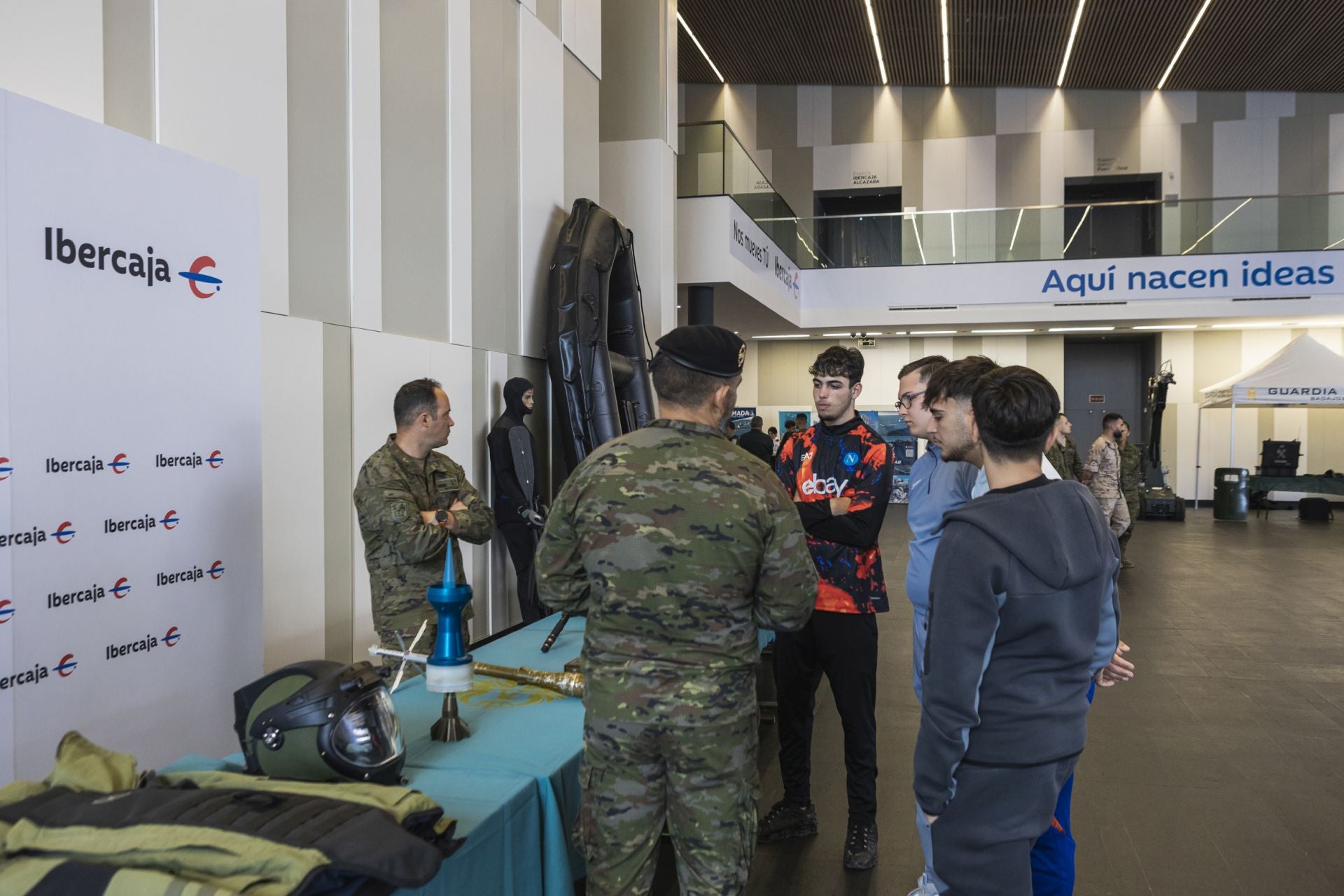 Tanques y uniformes para mostrar las salidas laborales del Ejército en Badajoz