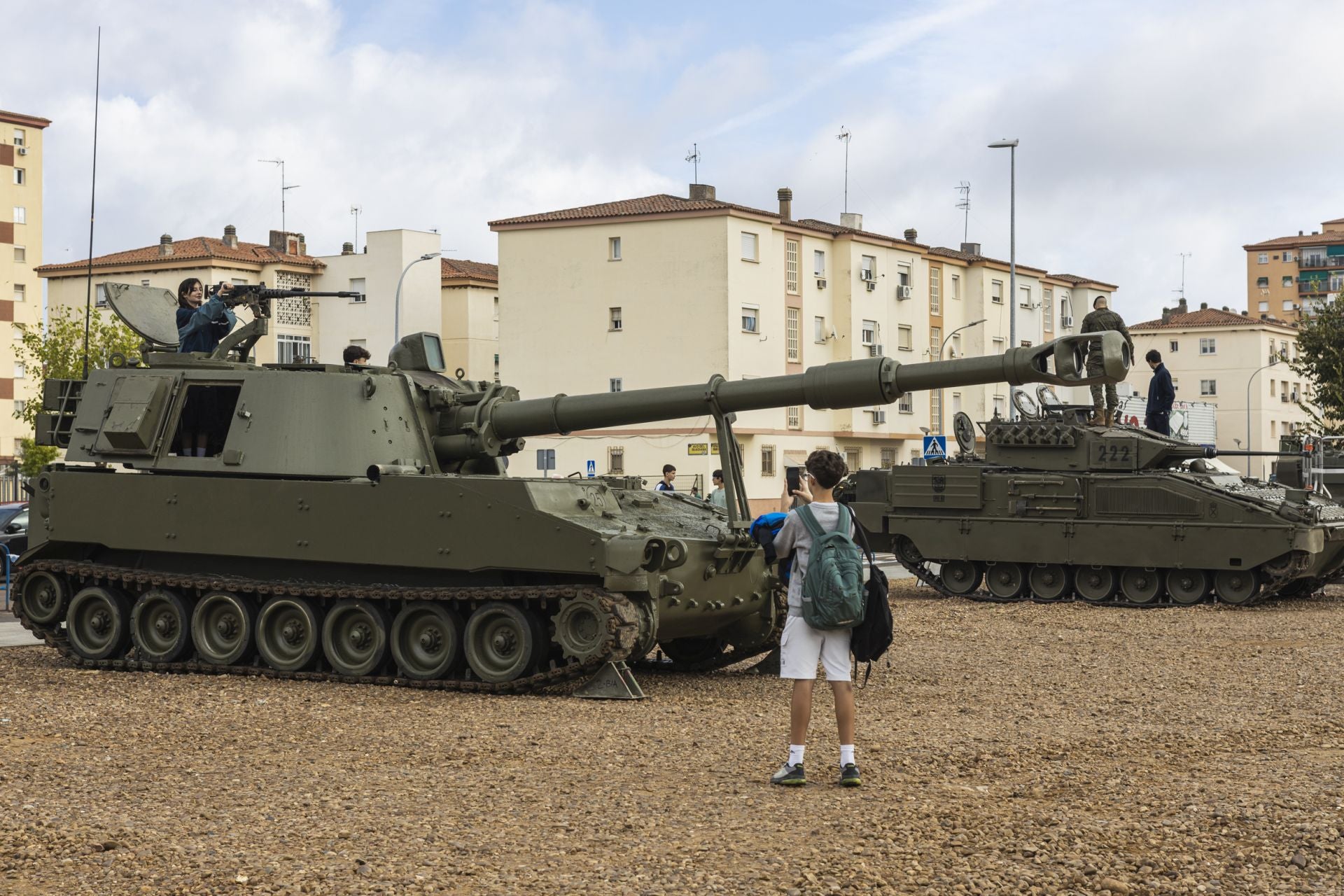 Tanques y uniformes para mostrar las salidas laborales del Ejército en Badajoz