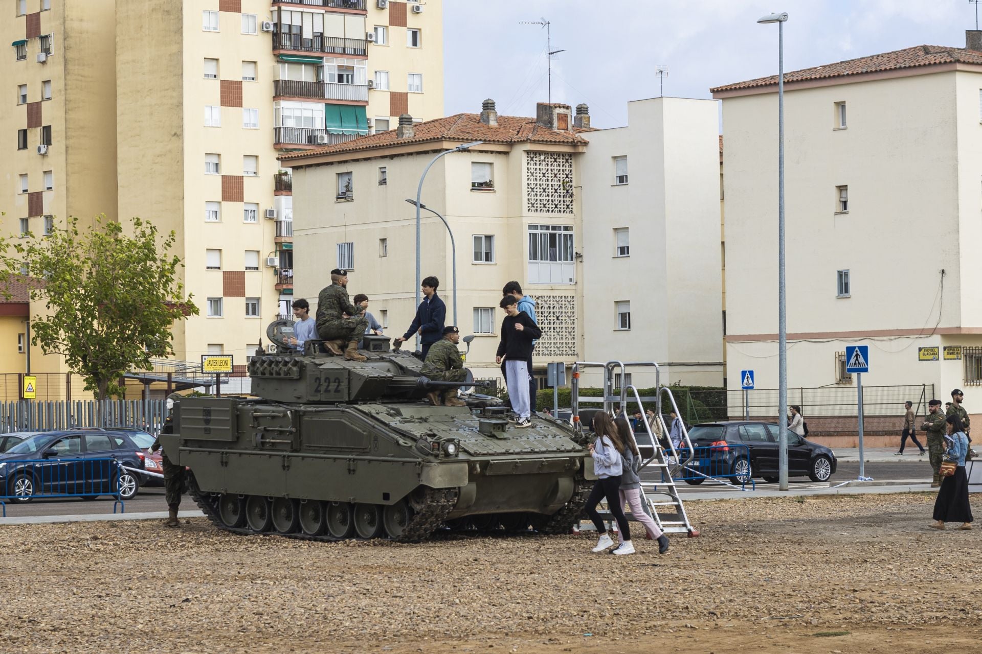 Tanques y uniformes para mostrar las salidas laborales del Ejército en Badajoz