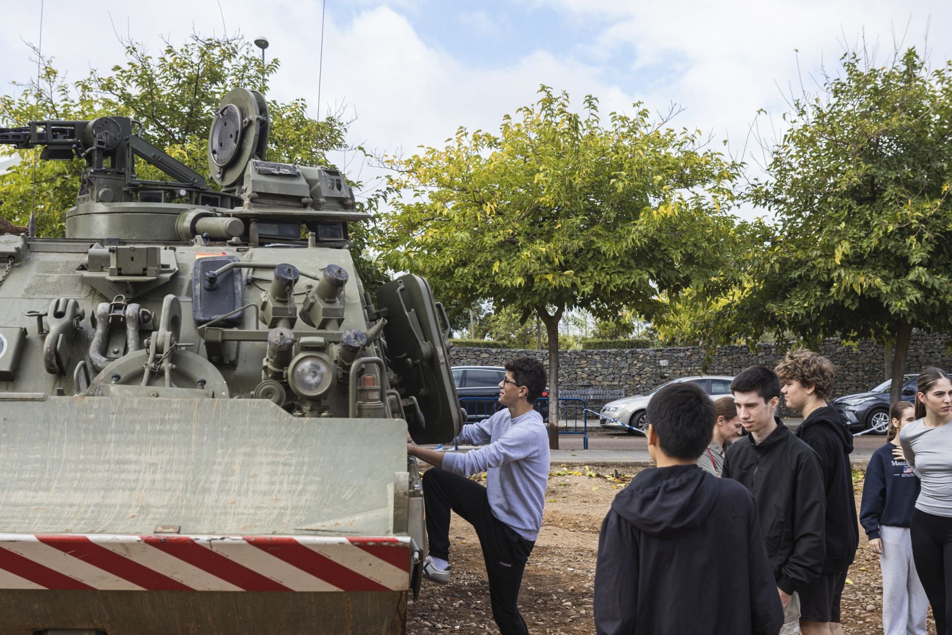 Tanques y uniformes para mostrar las salidas laborales del Ejército en Badajoz