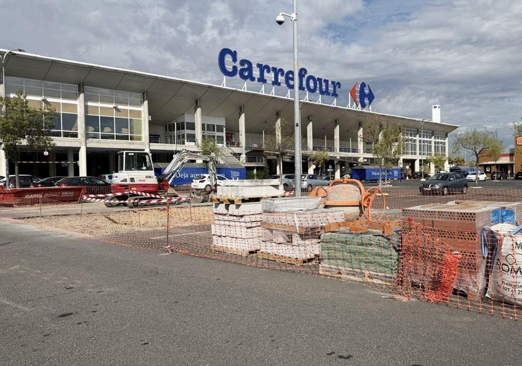 Plasencia autoriza un lavadero en la zona de parking del Carrefour