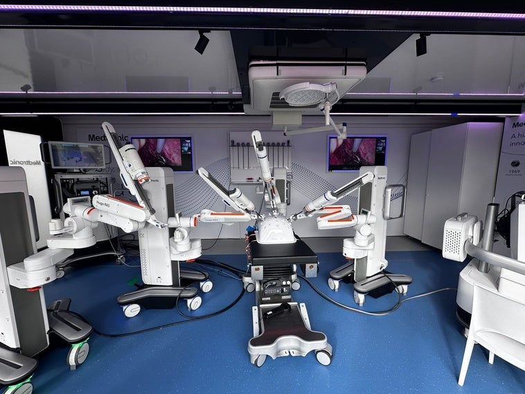 Los médicos del Virgen del Puerto piden la compra de un robot quirúrgico