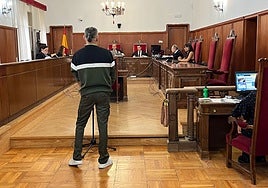 El acusado testificando ante el tribunal.