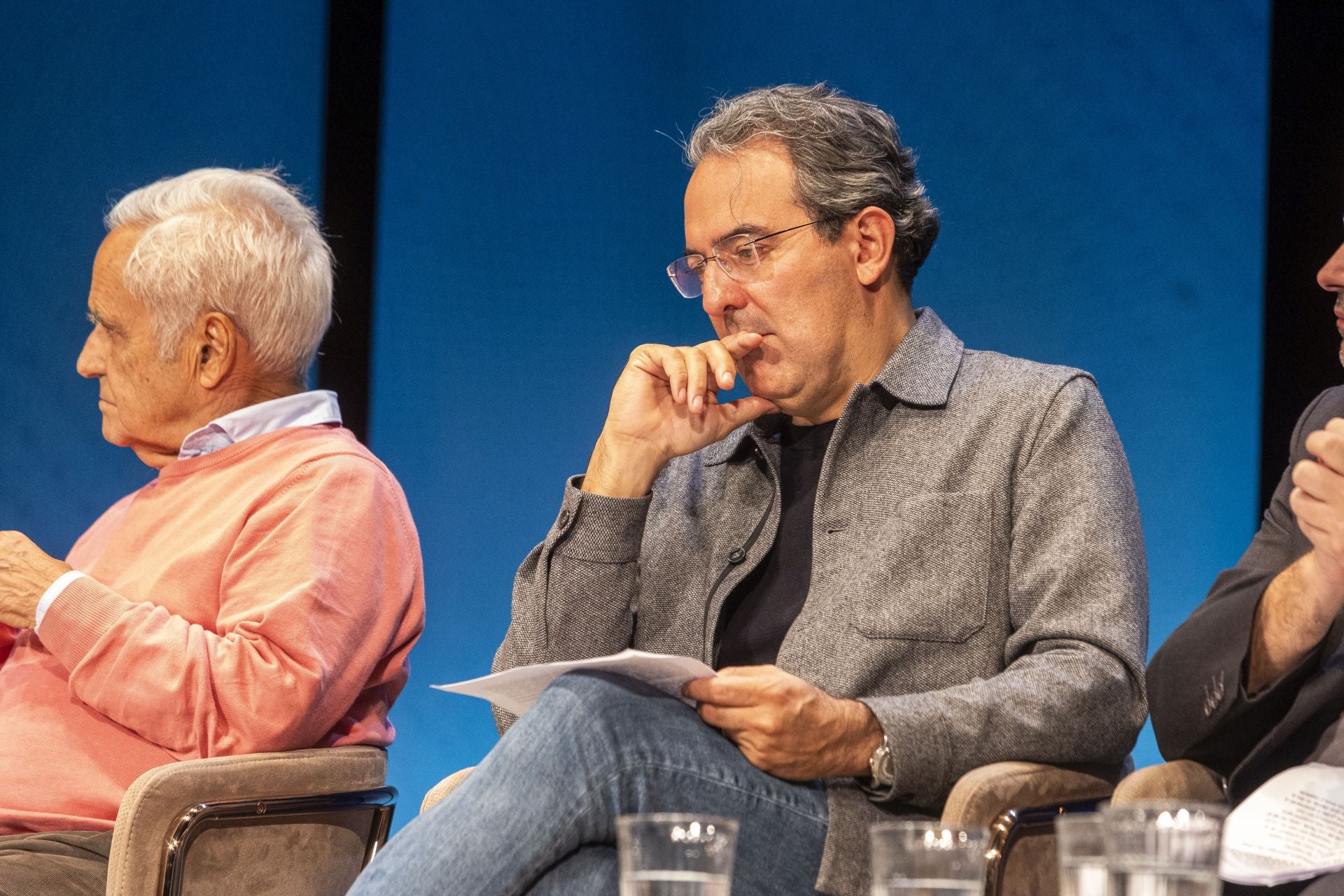El escritor colombiano Juan Gabriel Vásquez junto a Juan Cruz.