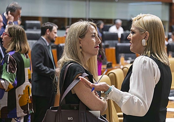 La presidenta de la Junta, María Guardiola, junto a la portavoz y consejera de Hacienda, Elena Manzano.