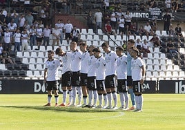 Los jugadores del Mérida guardando un minuto de silencio antes del último encuentro como local.