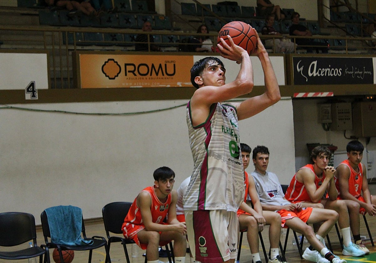 Acción del duelo disputado entre el CB Plasencia y el Sagrado.