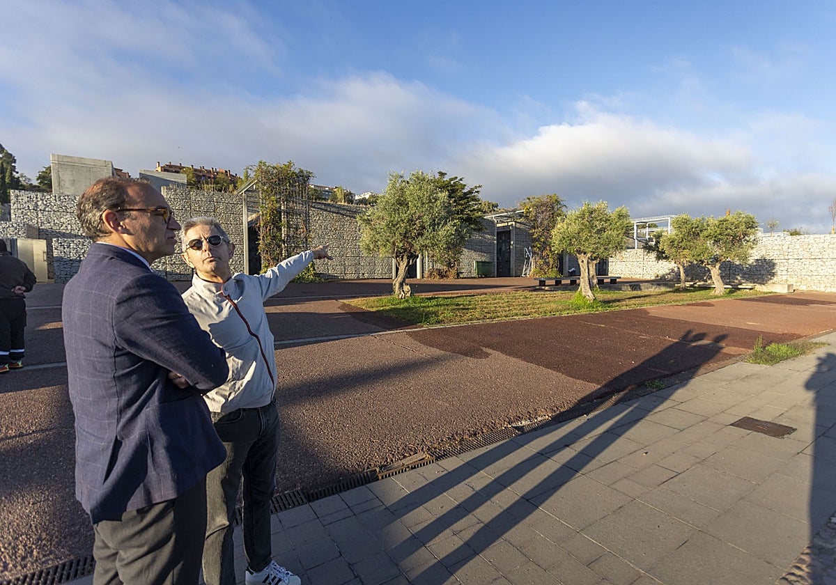 isita del alcalde este jueves ayer a las zonas del cementerio donde se han llevado a cabo las mejoras.