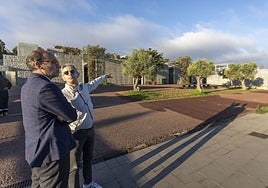 isita del alcalde este jueves ayer a las zonas del cementerio donde se han llevado a cabo las mejoras.