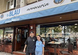 Luis y Laura a las puertas de El Blau, en Badajoz
