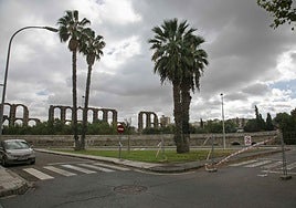 En este cruce, peligroso ahora mismo para la circulación, se colocará la nueva glorieta entre la avenida Vía de la Plata y la barriada de San Bartolomé.