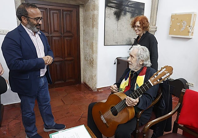 Miguel Ángel Morales con Paco Ibáñez antes del acto.