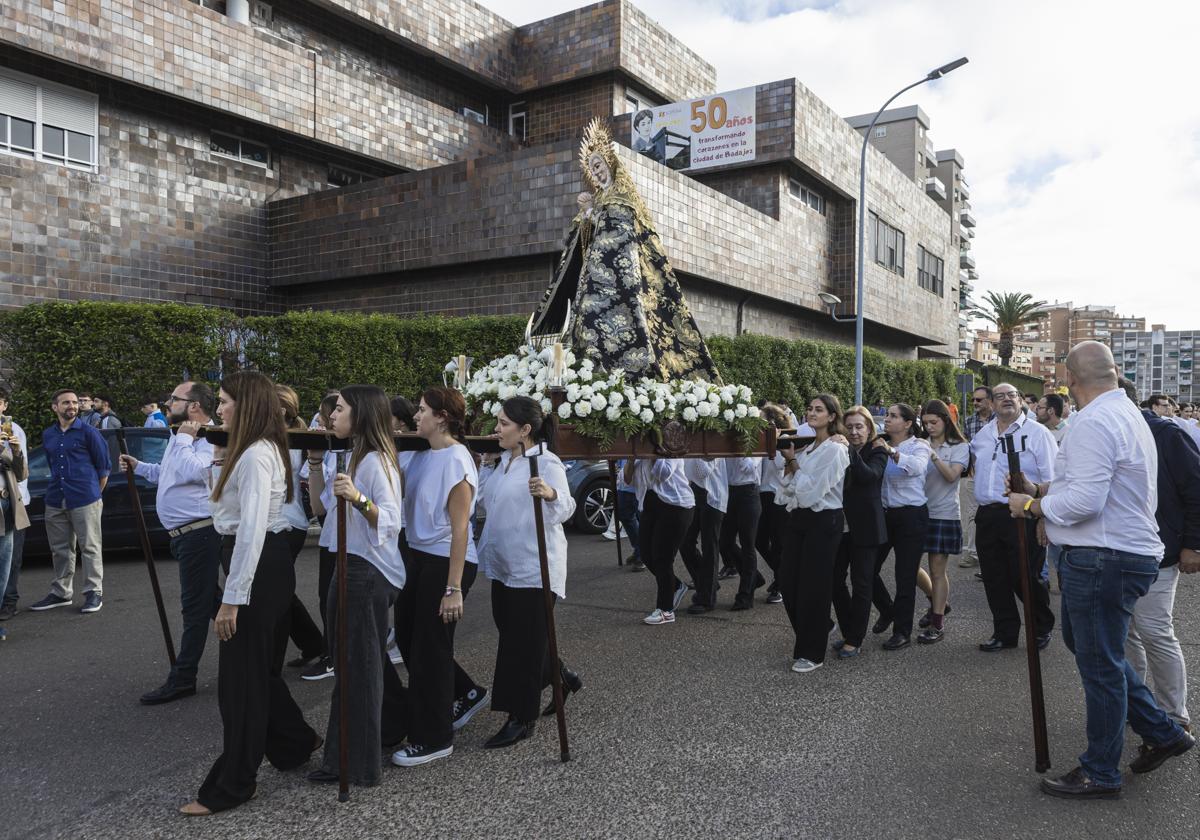 La Virgen de la Soledad procesiona por la barriada de La Paz