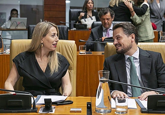 La presidenta de la Junta, María Guardiola, y el consejero de Presidencia, Abel Bautista, en el pleno del jueves.