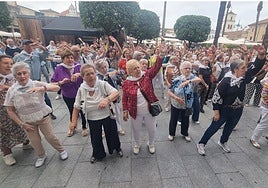 Mayores bailando esta mañana en la plaza de España de Mérida.