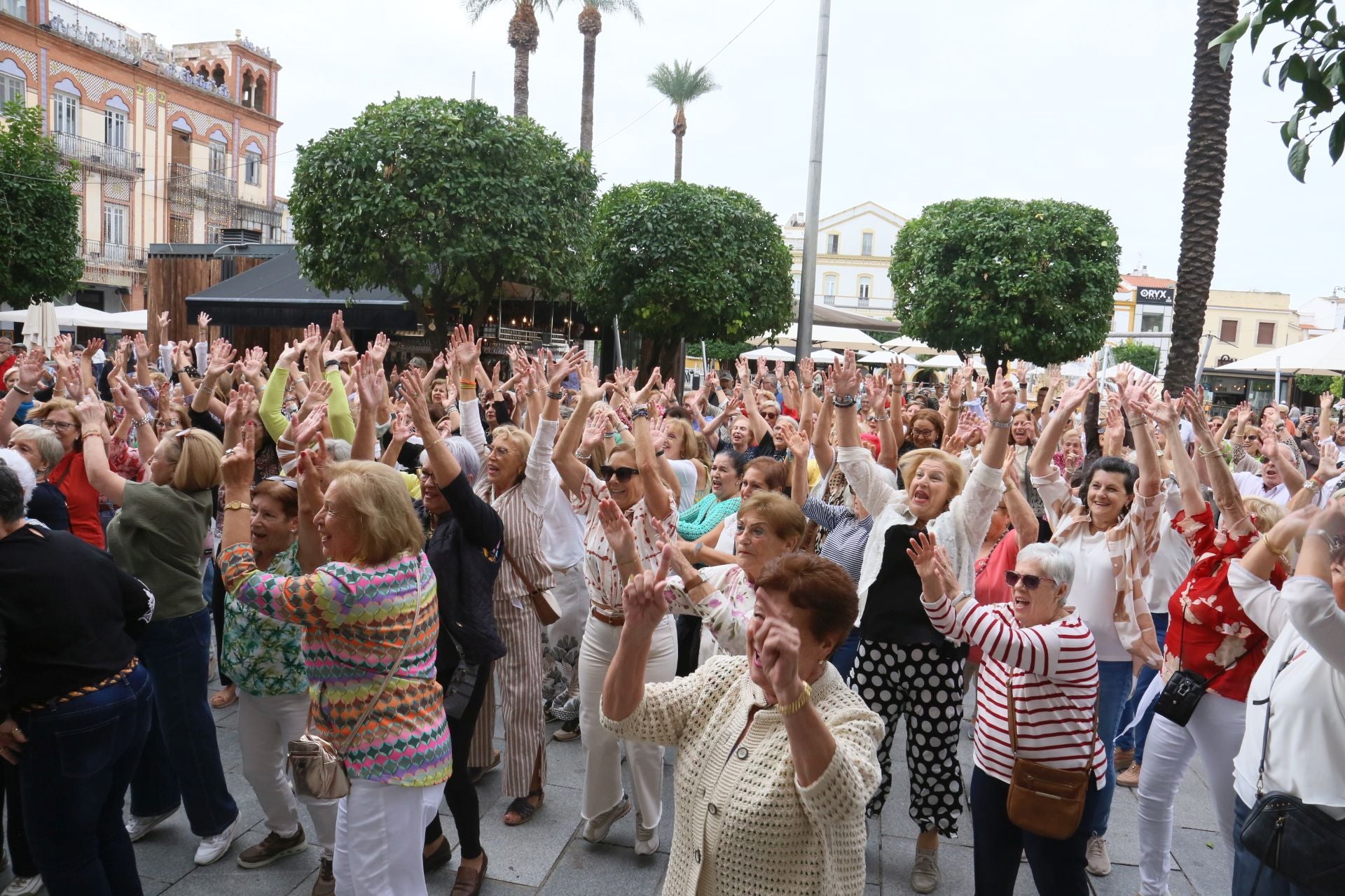 Fotos | Así ha sido el concurrido flashmob que han protagonizado los mayores en Mérida