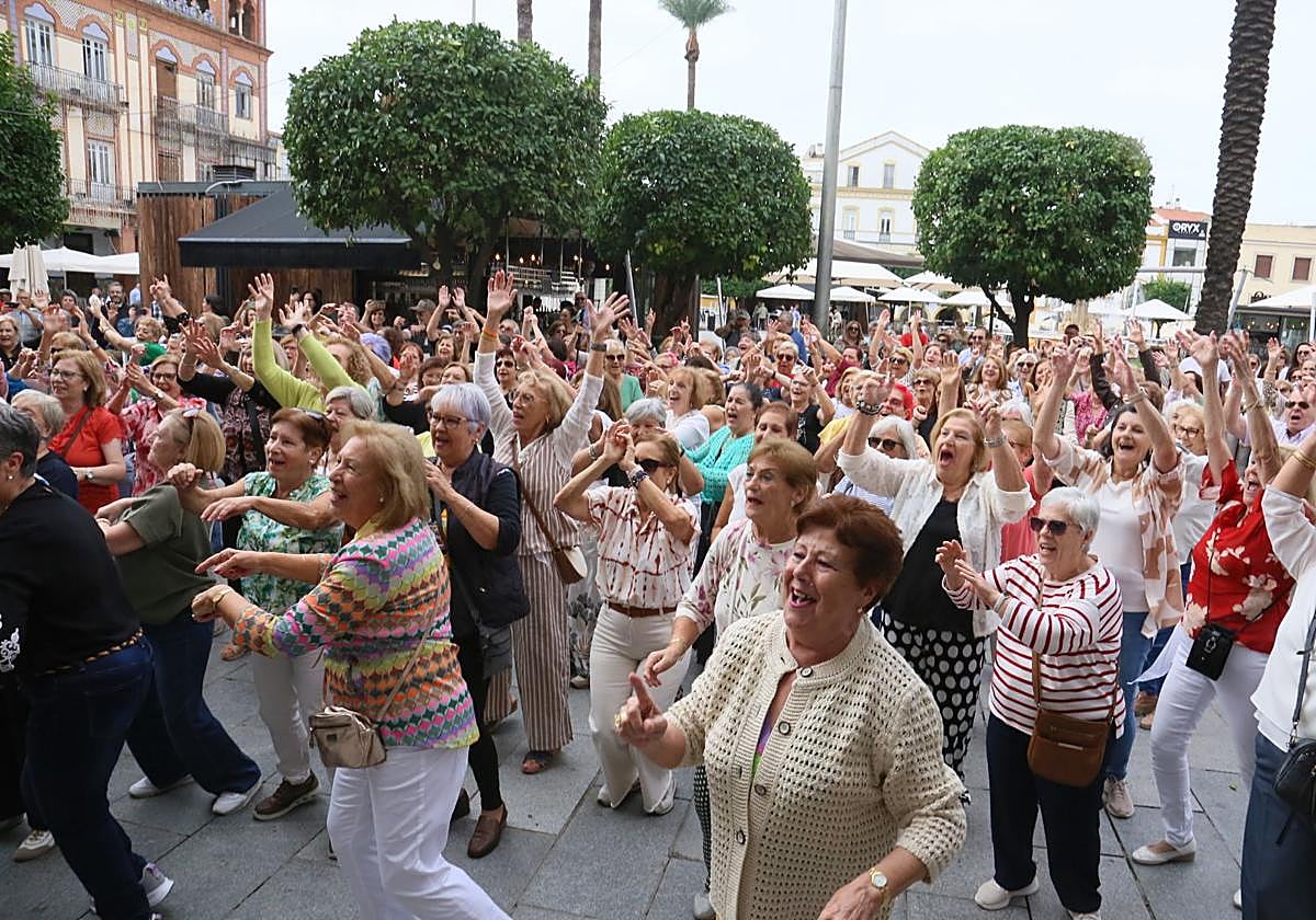 Fotos | Así ha sido el concurrido flashmob que han protagonizado los mayores en Mérida