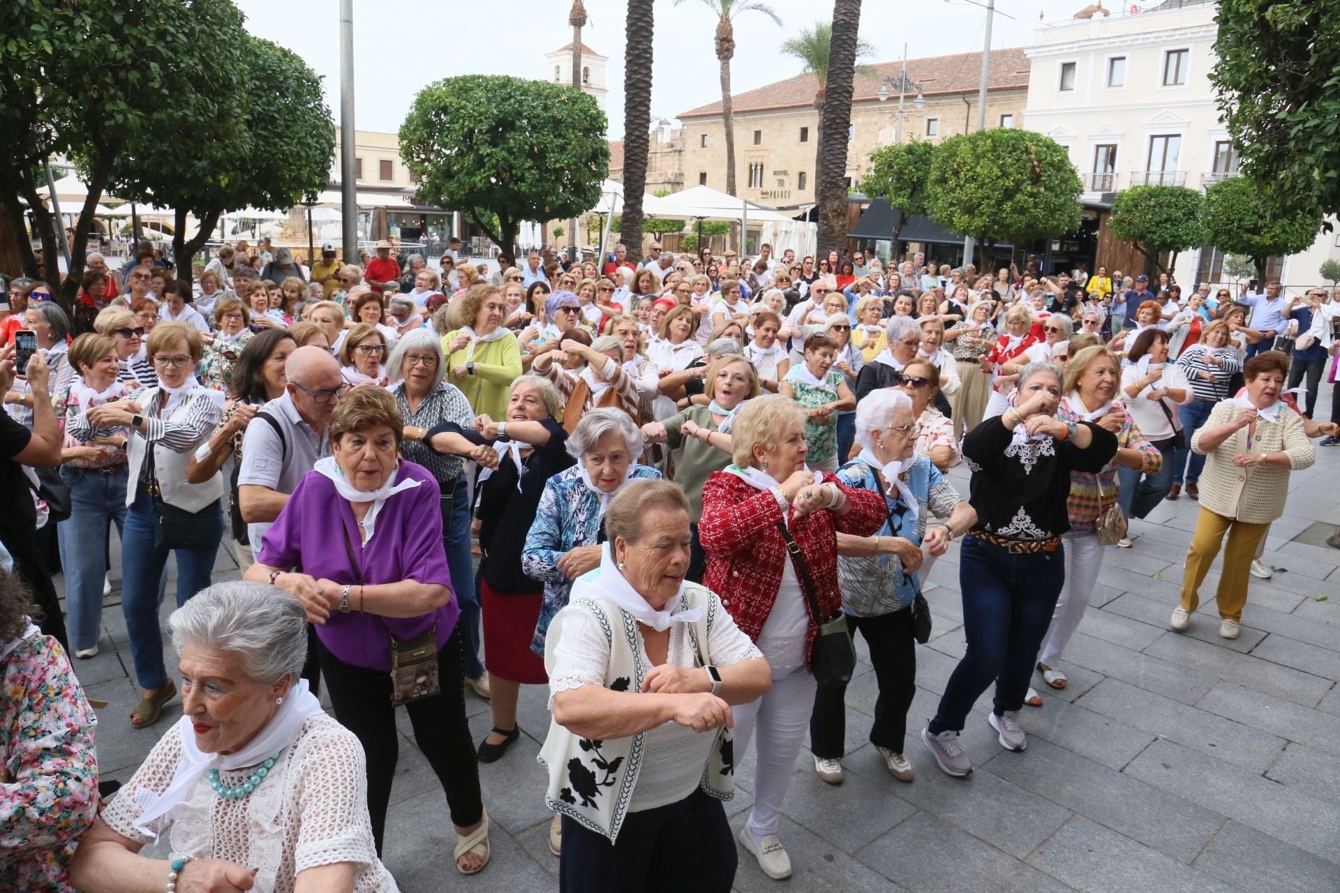 Fotos | Así ha sido el concurrido flashmob que han protagonizado los mayores en Mérida