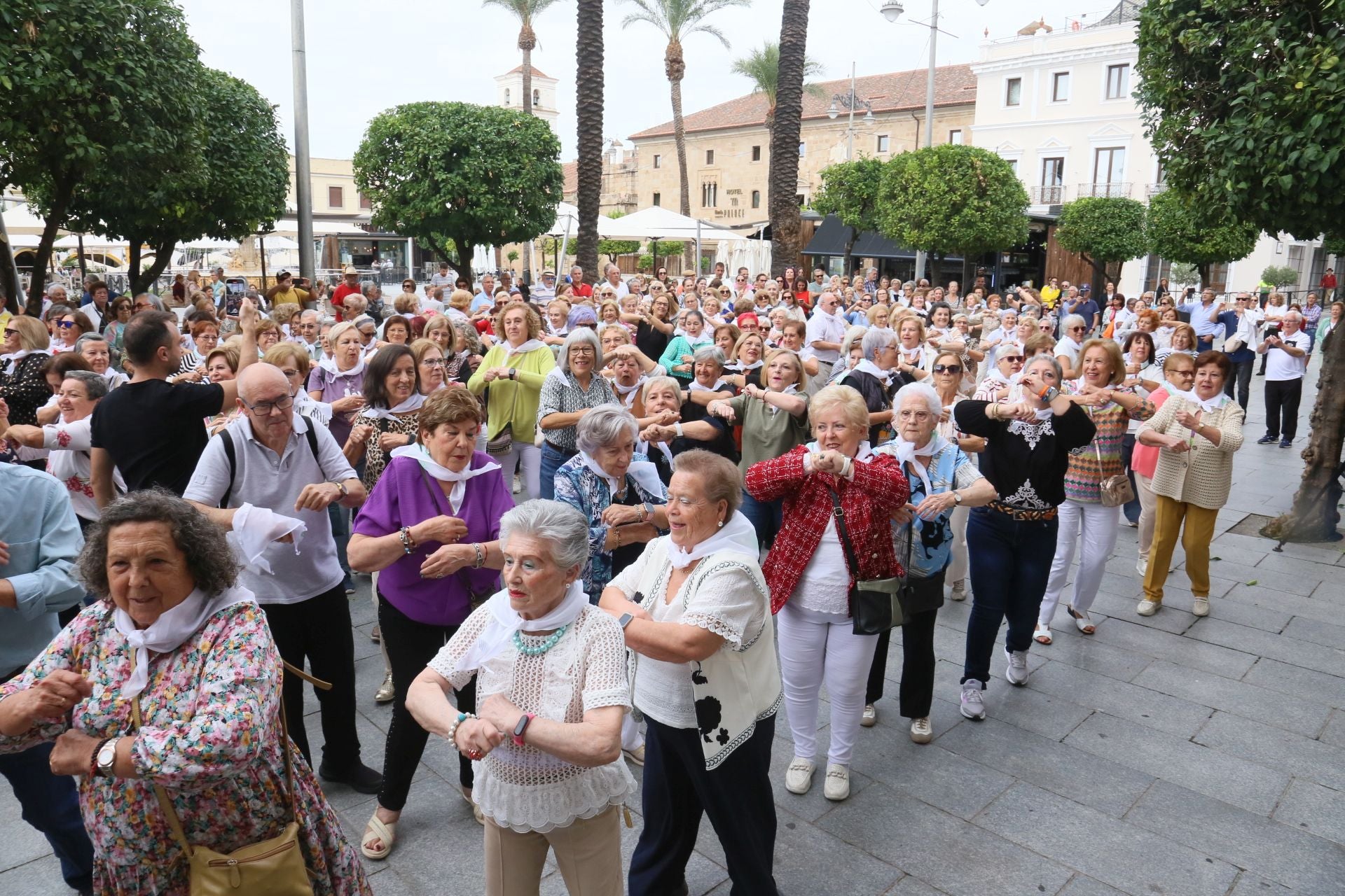 Fotos | Así ha sido el concurrido flashmob que han protagonizado los mayores en Mérida