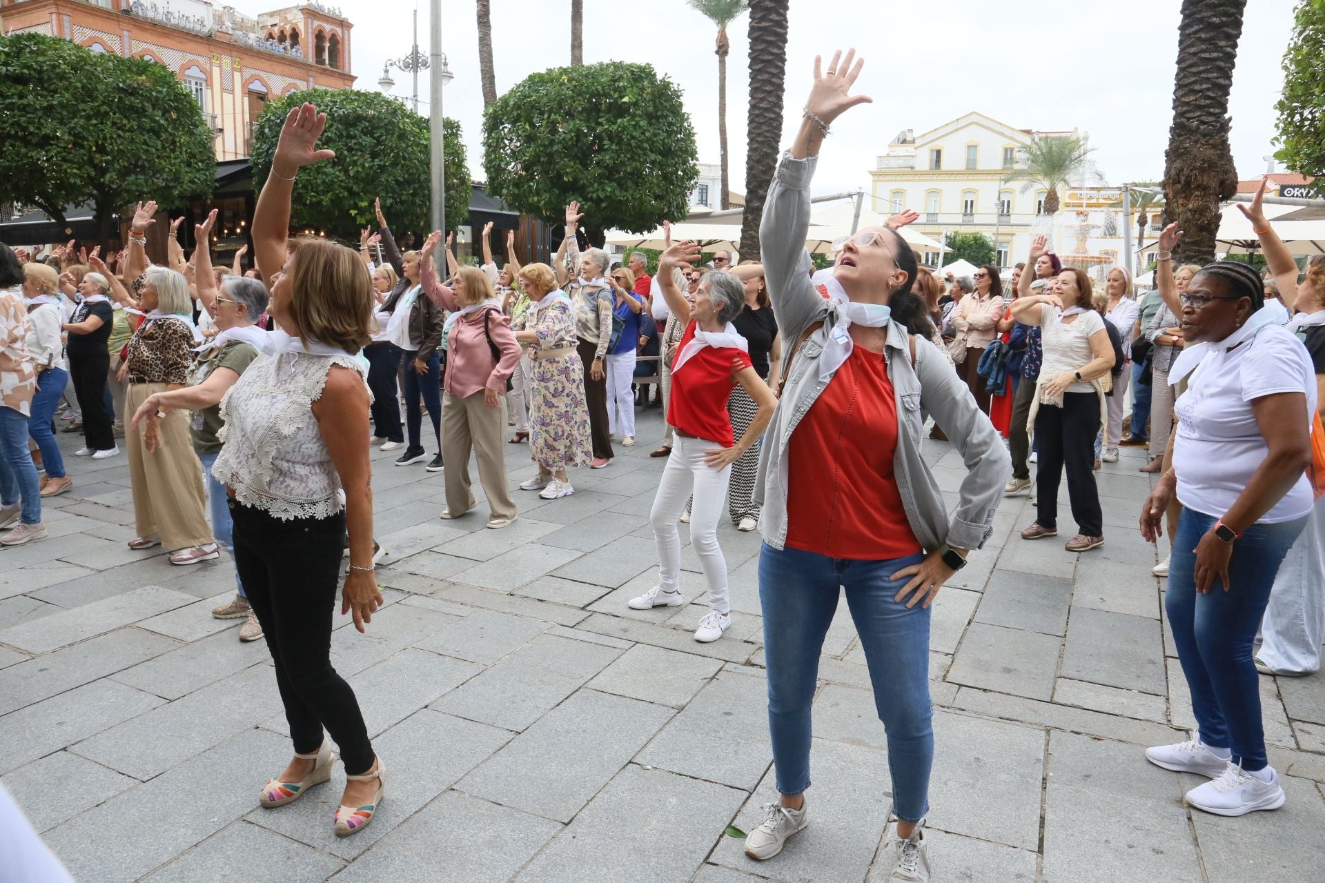 Fotos | Así ha sido el concurrido flashmob que han protagonizado los mayores en Mérida
