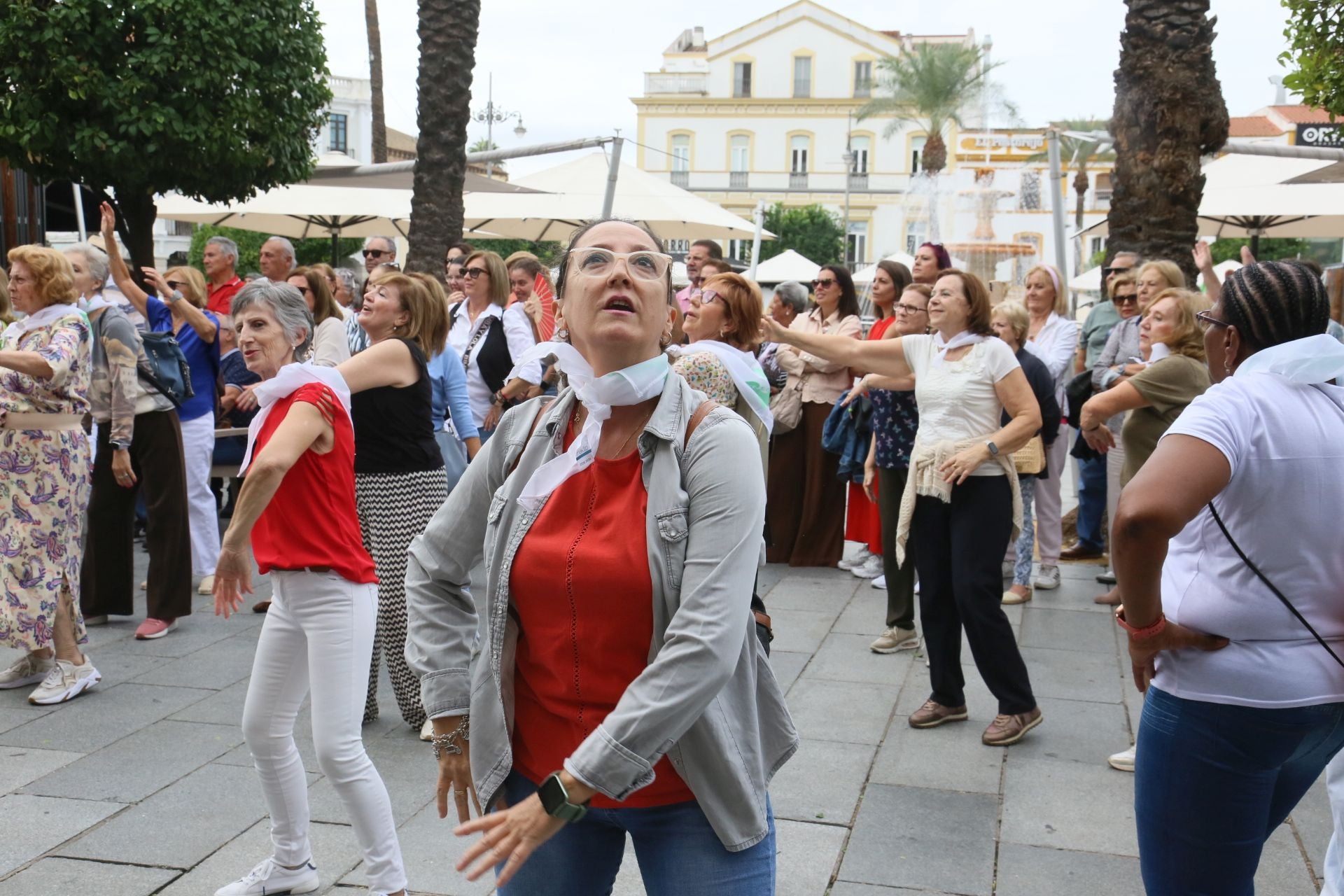 Fotos | Así ha sido el concurrido flashmob que han protagonizado los mayores en Mérida