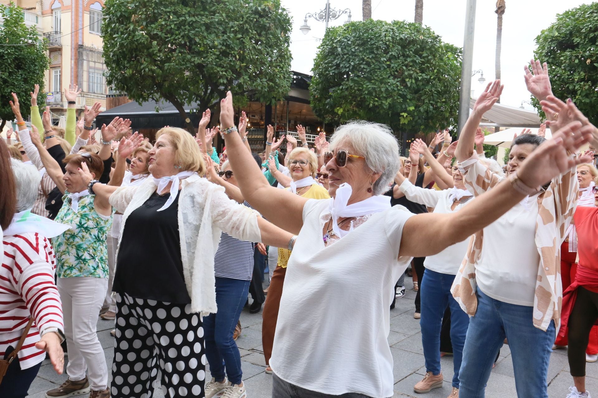 Fotos | Así ha sido el concurrido flashmob que han protagonizado los mayores en Mérida