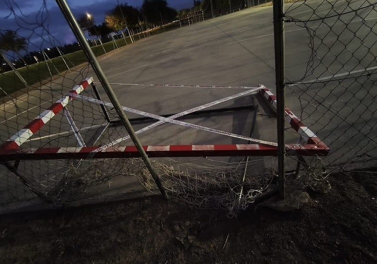 La pista de fútbol sala del parque del río de Badajoz queda inservible por un ataque vandálico