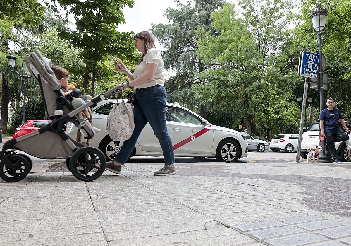 Taxi estacionado en la avenida de España de Cáceres.