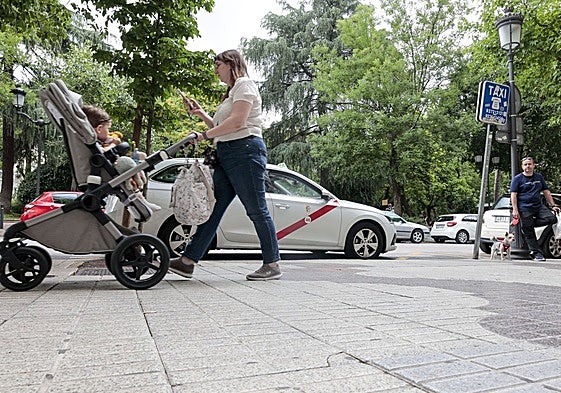 Taxi estacionado en la avenida de España de Cáceres.