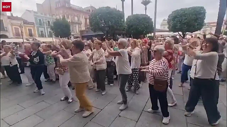 Los mayores de Mérida disfrutan al ritmo de la música en un concurrido flashmob