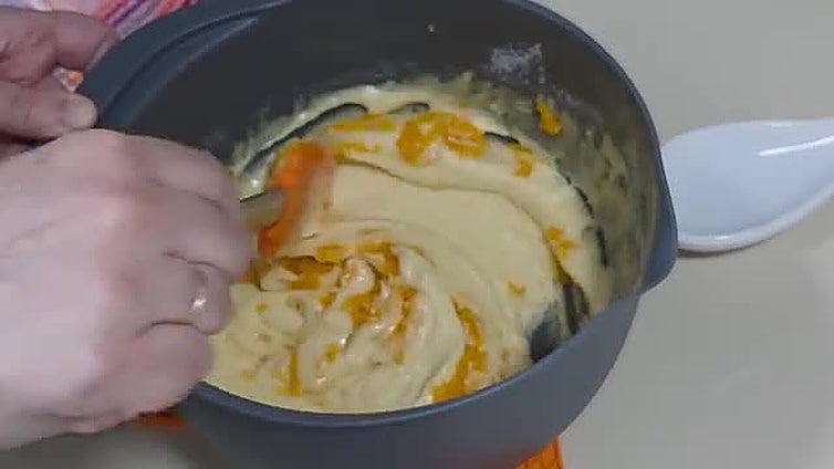 La receta de Beatriz Cocina | El bizcocho más fácil de yogur y calabaza