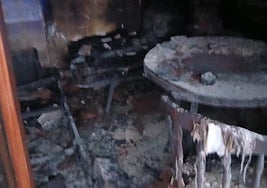 El fuego produjo daños en el salón y otras habitaciones de la vivienda.