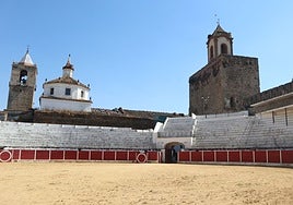 Plaza de toros de Fregenal de la Sierra, enclavada en el patio de un castillo templario en el centro del pueblo.