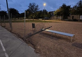 El vallado ha quedado destrozado