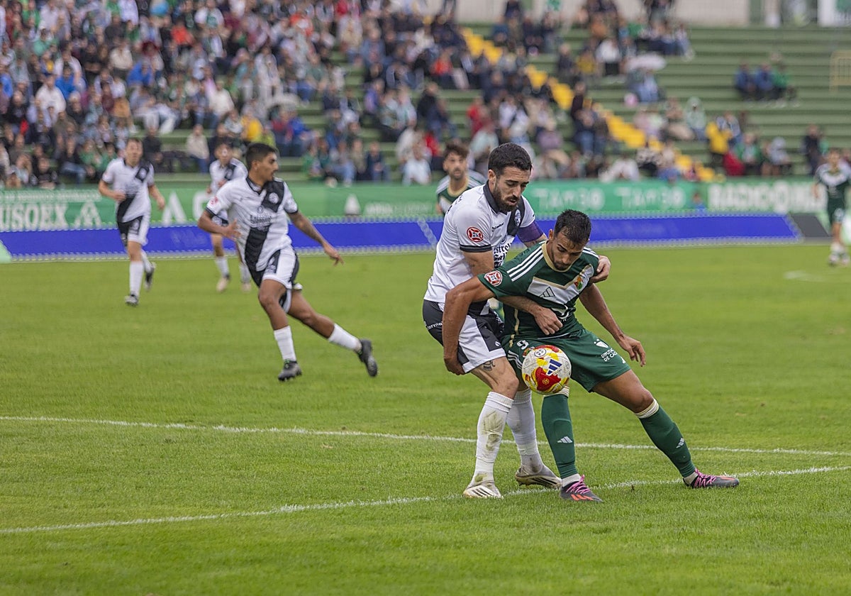 El delantero Diego Gómez intenta zafarse de la presión de un defensa del Ourense.