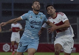 Chavalés intenta ganar la posición ante un jugador del Sanse.