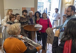 David Uclés se hace fotos con un grupo de lectoras en la firma de este sábado en el Gran Teatro.