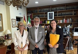 Entrega de firmas al subdelegado, en el centro.